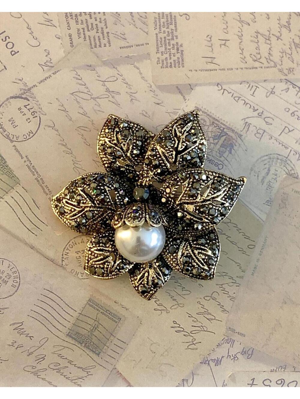 Elegant Leaf Design Brooch Pendant with Faux Pearl and Sparkling Accents